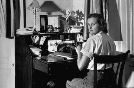 Daphne du Maurier at work