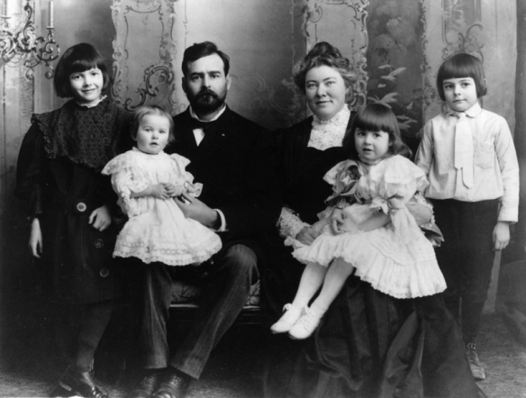 Ernest Hemingway (far right, standing) with his family, 1905