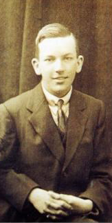 Noël Coward, circa 1914